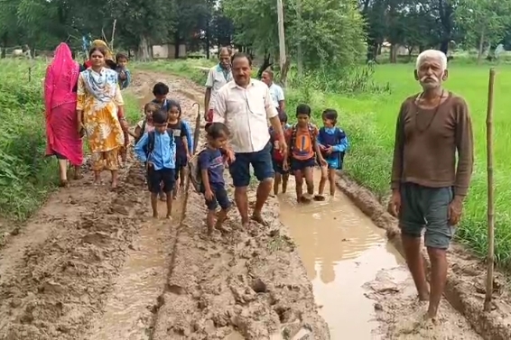 पन्ना के रतगवा गांव में सड़क का इंतजार, 4 किमी कच्चे रास्ते से गुजर रहे ग्रामीण