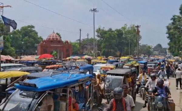 जाम से कराह रहा सासाराम, पोस्ट ऑफिस चौराहे पर नो-पार्किंग में ई-रिक्शा का जमावड़ा