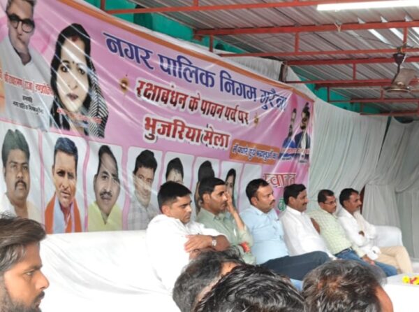 भुजरिया मेले में सोते नजर आए नगर निगम कर्मचारी, तस्वीरों के बाद ड्यूटी को लेकर उठे सवाल