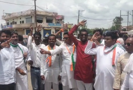 गुनौर में 300 ट्रैक्टरों के साथ किसानों का शक्ति प्रदर्शन, कांग्रेस के नेतृत्व में निकली विशाल रैली