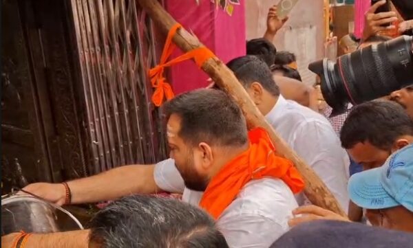 सावन की पहली सोमवारी पर बाबा हरिहरनाथ मंदिर पहुंचे तेजस्वी यादव, किया भगवान शिव का जलाभिषेक