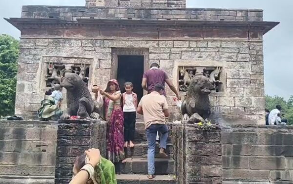 श्रावण सोमवार पर चौमुखनाथ महादेव धाम में उमड़ा आस्था का सैलाब, हजारों श्रद्धालुओं ने किया जलाभिषेक