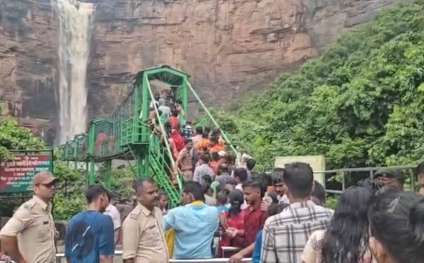 सासाराम: मानसून में स्वर्ग सा दिख रहा तुतला भवानी जलप्रपात, झरने की खूबसूरती देखने उमड़ रहे पर्यटक