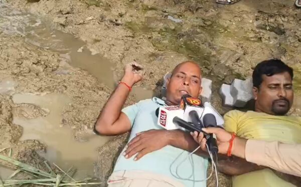 लखीमपुर खीरी: मितौली में खराब सड़क के विरोध में ग्रामीणों का अनोखा प्रदर्शन, कीचड़ में लेटकर जताया विरोध