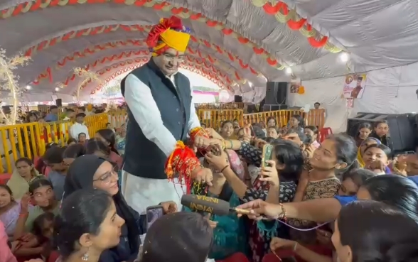 भोपाल: नरेला में रक्षाबंधन का अनोखा आयोजन, हजारों युवा बहनों ने मंत्री विश्वास सारंग को बांधी राखी