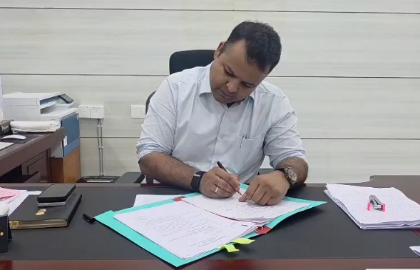 गोपालगंज में जनता दरबार: डीएम समीर सौरभ ने सुनी फरियादें, लापरवाही पर कार्रवाई की चेतावनी