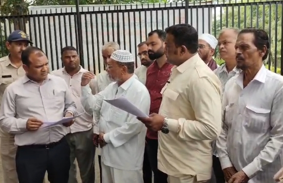 बुरहानपुर में कथित प्लॉट घोटाले पर हंगामा, सैकड़ों खरीदारों ने कलेक्टर कार्यालय पहुंचकर की कार्रवाई की मांग