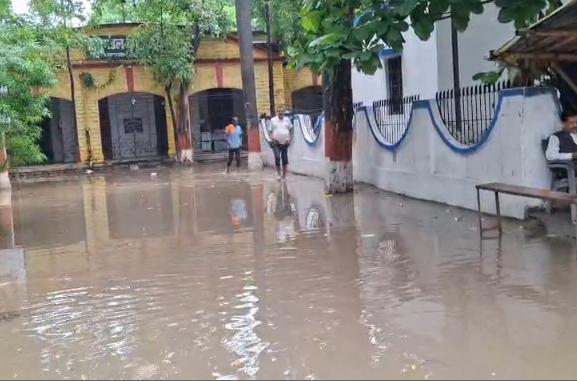 सासाराम में बारिश के बाद अनुमंडल कार्यालय परिसर में जलभराव, कर्मचारियों और आम लोगों को हुई परेशानी