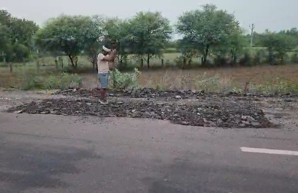 पन्ना में सड़क मरम्मत कार्य पर उठे सवाल, दुरमुट से पैच वर्क करने का वीडियो सामने आया