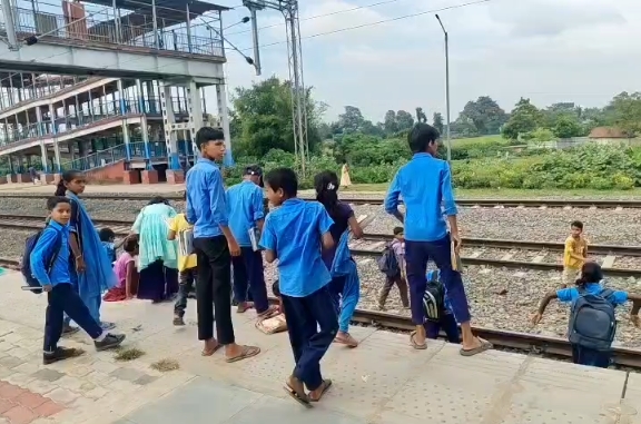 कटिहार में रेलवे ट्रैक पार कर स्कूल जाने को मजबूर बच्चे, जान जोखिम में डालकर तय कर रहे पढ़ाई का सफर