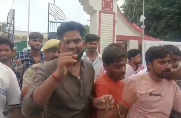 गोरखपुर विश्वविद्यालय के दीक्षांत समारोह में एबीवीपी कार्यकर्ताओं और पुलिस के बीच विवाद, कैंट थानाध्यक्ष निलंबित