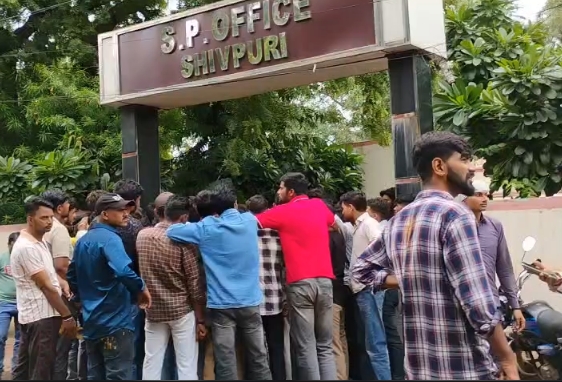 शिवपुरी में शिव मंदिर प्रकरण को लेकर हिंदू संगठनों का प्रदर्शन, आरोपी पर एनएसए लगाने की मांग