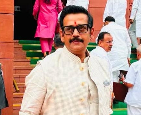 पूर्वांचल एक्सप्रेसवे पर पेट्रोल पंप बढ़ाने की मांग, सांसद रवि किशन ने लोकसभा में उठाया यात्रियों की सुविधा का मुद्दा