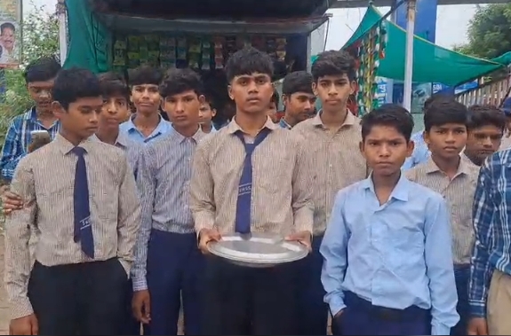खंडवा छात्रावास में भोजन की गुणवत्ता पर छात्रों का विरोध, खाने में कीड़े मिलने का आरोप