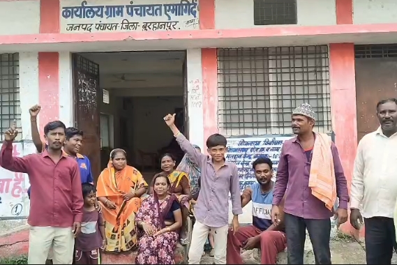 एमागिर्द में बदहाल सड़कों को लेकर ग्रामीणों का प्रदर्शन, पंचायत भवन पर की नारेबाजी