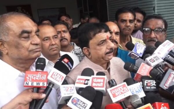 भोपाल में मोती मस्जिद के पास बैरिकेडिंग का विरोध जारी, व्यापारियों संग पुलिस कमिश्नर से मिले सांसद आलोक शर्मा