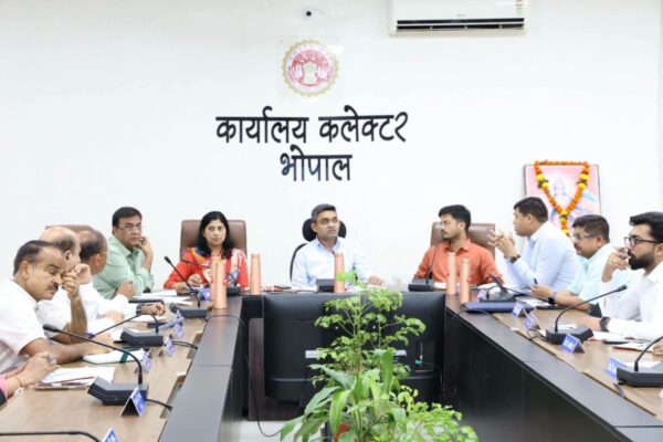 भोपाल में डीएम प्रगति पोर्टल से होगी विकास परियोजनाओं की निगरानी, कलेक्टर ने अधिकारियों को दिए निर्देश