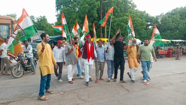 दतिया उपचुनाव में कांग्रेस की जीत पर पलेरा में जश्न, कांग्रेस-सपा कार्यकर्ताओं ने निकाली विजय रैली