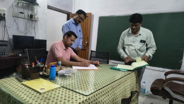 बैतूल: एसडीएम ने छात्रावास का किया औचक निरीक्षण, छात्रों के साथ बैठकर किया रात्रि भोज