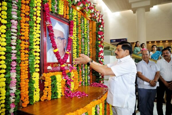 पूर्व मुख्यमंत्री द्वारिका प्रसाद मिश्र की जयंती पर विधानसभा में आयोजित हुआ पुष्पांजलि कार्यक्रम