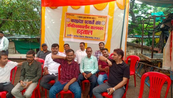 पलेरा में तीसरे दिन भी जारी रही पटवारियों की हड़ताल, अधिवक्ता संघ ने दिया समर्थन