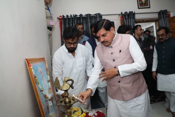 मुख्यमंत्री मोहन यादव ने भाजपा पार्षद लोकेश डेहरिया को दी श्रद्धांजलि, परिजनों से की मुलाकात