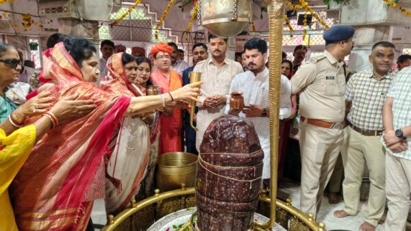 प्रभारी मंत्री कृष्णा गौर ने कुण्डेश्वर धाम में किए भगवान शिव के दर्शन, जिले की खुशहाली और विकास की प्रार्थना