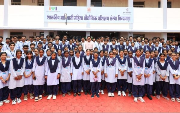 मुख्यमंत्री डॉ. मोहन यादव ने शासकीय आदिवासी महिला ITI में छात्राओं से की बात, बढ़ाया उत्साह