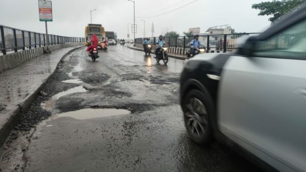 रेलवे ओवरब्रिज की सड़क बदहाल, गड्ढों में भरा बारिश का पानी; हादसे का बढ़ा खतरा