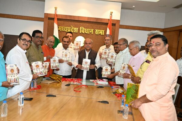 विधानसभा अध्यक्ष नरेंद्र सिंह तोमर ने किया ‘कोहबर’ पुस्तक का विमोचन