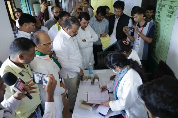 बालाघाट में महामारी प्रभावित गांवों का उमंग सिंघार ने लिया जायजा, बच्चों के इलाज और जांच की मांग