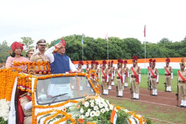 ग्वालियर के SAF ग्राउंड में शान से लहराया तिरंगा, नरेंद्र सिंह तोमर ने ली परेड की सलामी