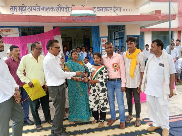 15 अगस्त पर बन्ने बुजुर्ग में मिसाल बनी इंसानियत, अनाथ छात्रा को मिला 16,100 रुपये का सम्मान