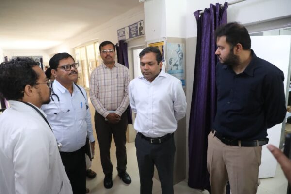 छिंदवाड़ा में कलेक्टर का औचक निरीक्षण, स्वास्थ्य केंद्र और राशन दुकान की व्यवस्थाएं परखी