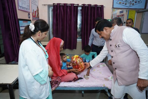 सीएम मोहन यादव ने टीकमगढ़ जिला अस्पताल का किया निरीक्षण, मरीजों से जाना हाल