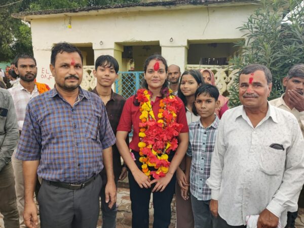 यूपी एसआई बनी अनुराधा सोनकिया का बन्ने बुजुर्ग गांव में ऐतिहासिक स्वागत, बनीं युवाओं की प्रेरणा