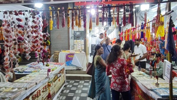 रक्षाबंधन से पहले बुरहानपुर के बाजारों में बढ़ी रौनक, डायमंड राखियों की बढ़ी मांग