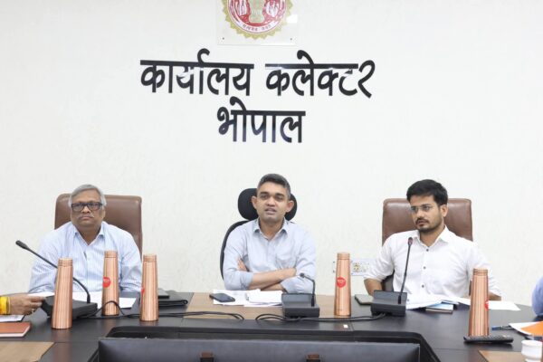 राजस्व मामलों में देरी पर कलेक्टर सख्त, समय-सीमा में प्रकरण निपटाने के निर्देश