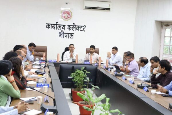भोपाल: कलेक्टर प्रियंक मिश्रा के सख्त निर्देश, उचित मूल्य दुकानों का नियमित निरीक्षण और शिकायतों का समय पर निपटारा जरूरी