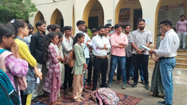 बड़वानी के PM एक्सीलेंस कॉलेज में ऑनलाइन परीक्षा केंद्र को लेकर छात्रों का प्रदर्शन