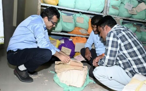 रतलाम में कलेक्टर का अनोखा निरीक्षण, जमीन पर बैठकर जांचे पुराने राजस्व अभिलेख