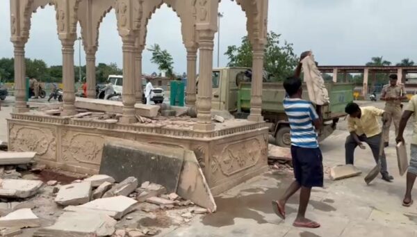 गोरखपुर में आकाशीय बिजली का कहर, अंत्येष्टि स्थल का गुंबद ढहा; 2 घायल