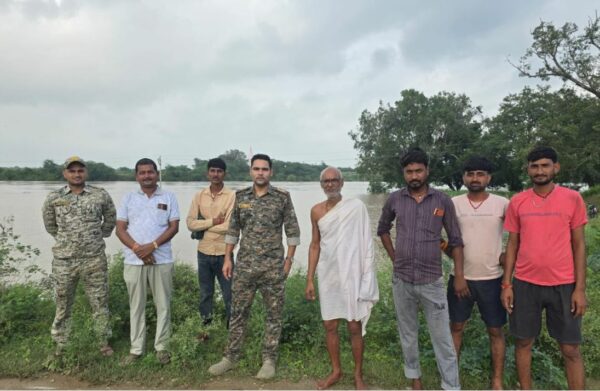 अतिवृष्टि से बढ़ा जलस्तर, पुलिस अलर्ट; ग्रामीणों का सुरक्षित रेस्क्यू