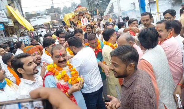 भगवान श्रीकृष्ण-बलराम की भव्य शोभायात्रा, पुष्पवर्षा और जयघोष से भक्तिमय हुआ पूरा नगर