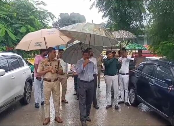 गोरखपुर में मूसलाधार बारिश का कहर, जनजीवन प्रभावित गोरखपुर में मूसलाधार बारिश का कहर, जनजीवन प्रभावित