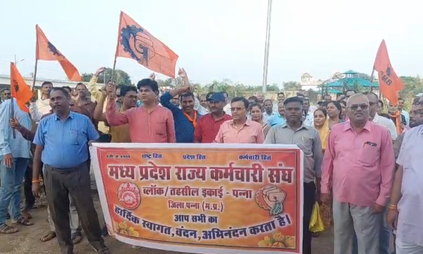 TET के विरोध में शिक्षकों ने प्रधानमंत्री के नाम कलेक्टर को सौंपा ज्ञापन, भोपाल से दिल्ली तक आंदोलन की चेतावनी