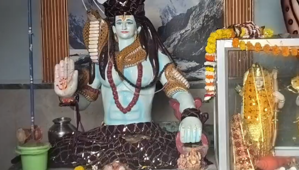 नीलकंटैशबर मंदिर में हुआ चमत्कार, शिव प्रतिमा की गोद में दिखा नाग, दर्शन के लिए उमड़ी श्रद्धालुओं की भीड़