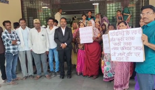 बड़वानी नगर पालिका का हाल: अध्यक्ष के वार्ड में 15 साल से सड़क नहीं, 100 से ज्यादा परिवार पहुंचे कलेक्टर के दरबार