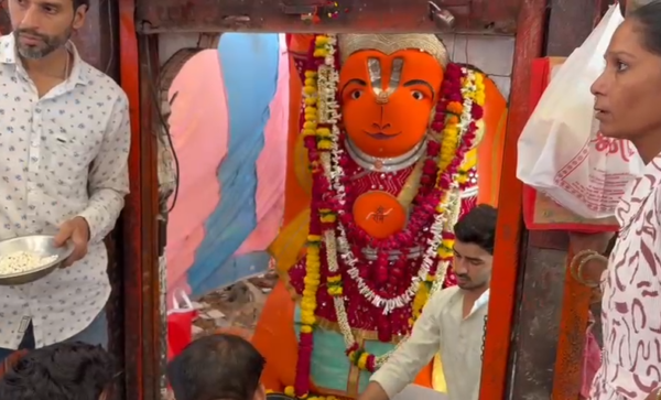 उज्जैन के सती गेट स्थित खड़े हनुमान मंदिर की शिफ्टिंग पर पेच, 3-4 प्रयास नाकाम; आस्था और सुरक्षा के बीच अटका मामला