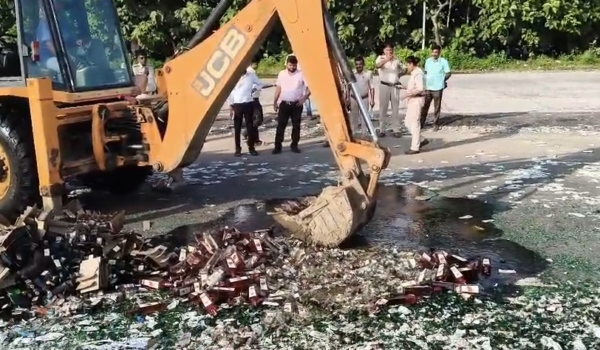 गोपालगंज में करोड़ों की शराब पर चला बुलडोजर, 5088 लीटर देसी-विदेशी शराब नष्ट